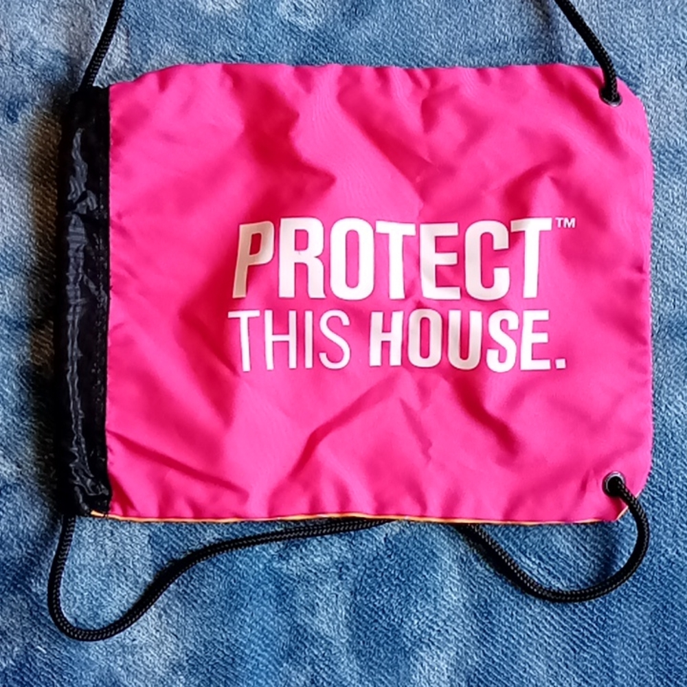 Under Armour Drawstring Bag - image 1